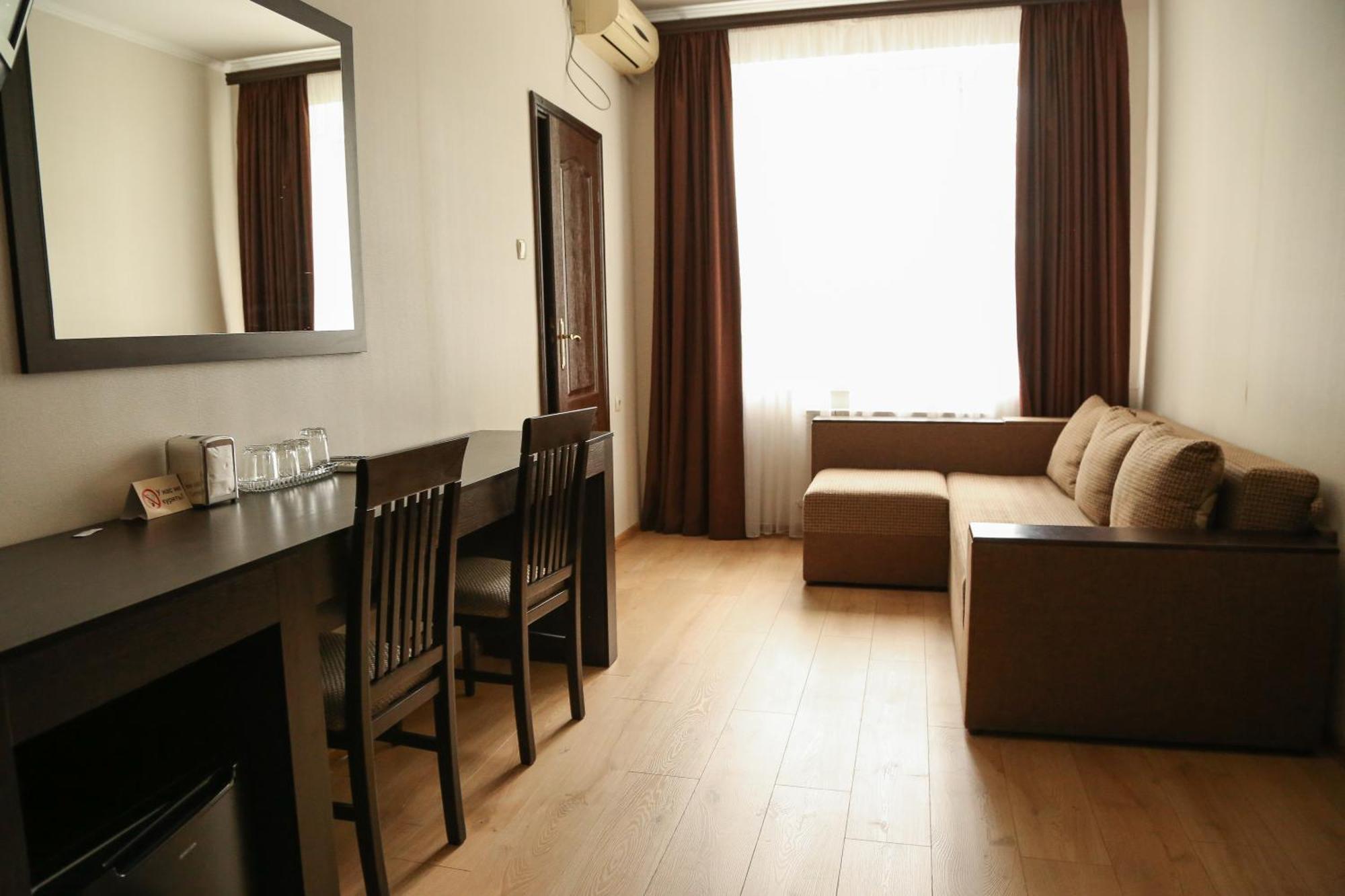 Hotel Koral Чернивци Екстериор снимка